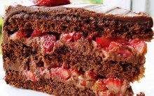 Bolo de Chocolate Recheado com Frutas – Fácil de Fazer