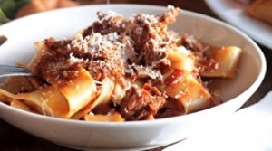 ragu-com-macarrão-molho-com-carne-para-massa