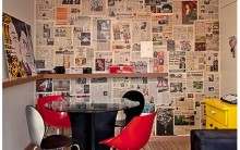 Parede revestida com Jornal – Como Aplicar e Fotos