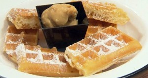 waffler-com-cobertura-de-doce-de-leite-jgo-de-panelas-24-07-2015
