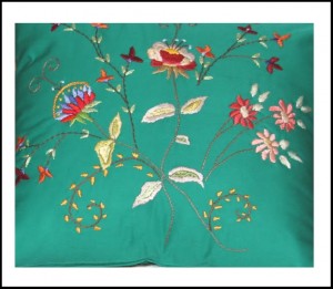 -pontos-de-bordado-com-riscos-de-flores-almofada-