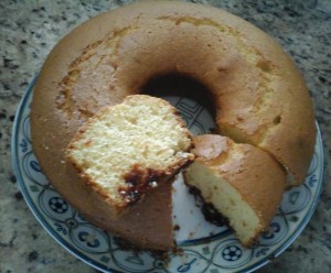 bolo-de-fubá-com-goiabada-receita-fácil