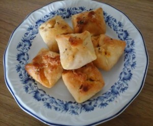 trouxinhas-com-massa-de-pão-e-recheio-de-palmito-