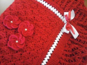 flor-de-crochê-com-pétalas-sobrepostas-em-manta-de-bebê-