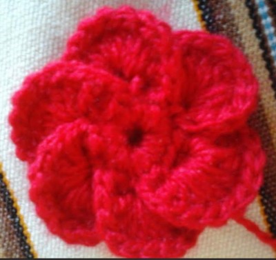 flor-de-crochê-com-pétalas-sobrepostas-foto---