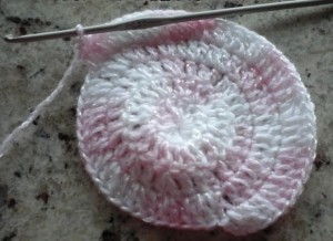 gorro-para-menina-com-fita-de-crochê-pap-