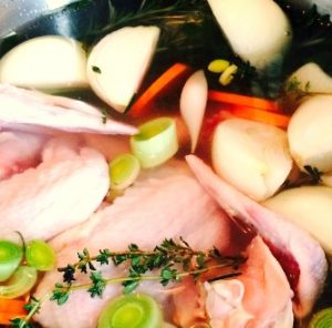 caldo-de-frango-caseiro-fundo-de-frango-pap