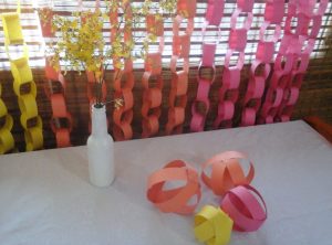 como-fazer-cortina-de-papel-com-argolas