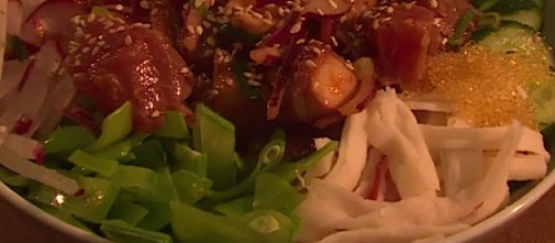 Poke com Salmão – Receita Havaiana Saudável com Arroz, Peixe Cru e Legumes