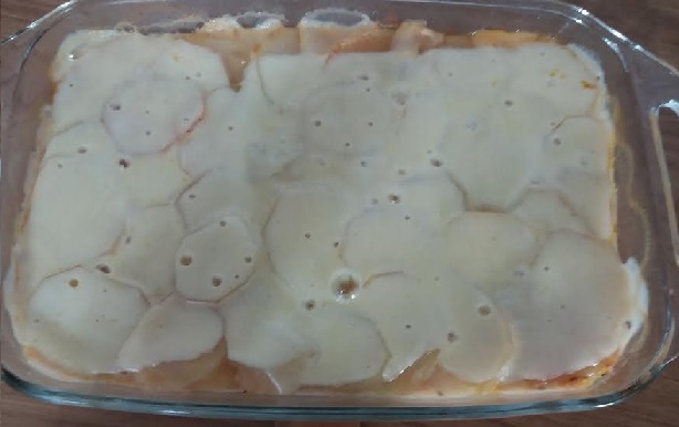 Bacalhau com Batatas Fatiadas e Molho Branco com Queijo – Receita Rápida e Fácil