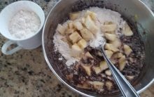 Bolo de Banana com Cobertura de Granola – Receita de Massa Perfumada e Macia
