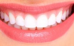 Gengivas Retraídas – Causas e Cuidados para Evitar Afastamento e Raiz do Dente Exposta