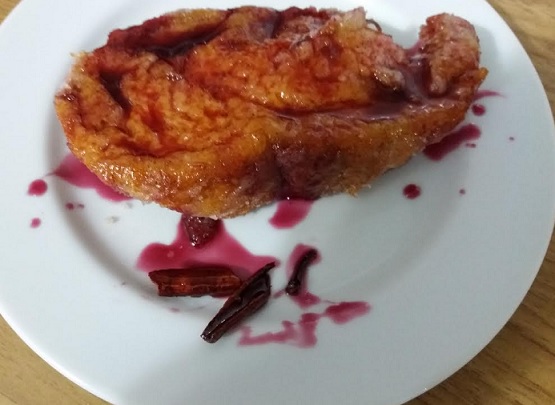 Rabanada com Leite Condensado e Calda de Vinho – Receita Fácil com Sobras de Pão