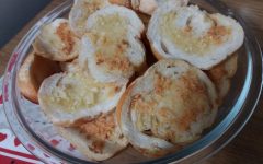 Torradinha Caseira Temperada com Alho, Azeite e Queijo Parmesão – Receita PAP