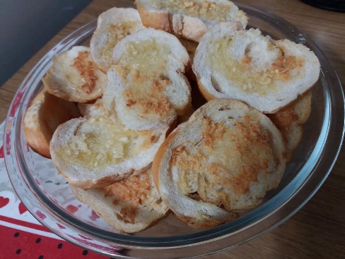 Torradinha Caseira Temperada com Alho, Azeite e Queijo Parmesão – Receita PAP