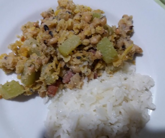 Virado de Feijão Fradinho com Chuchu e Lingüiça – Receita Caseira Fácil e Nutritiva