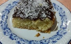 Pão de Ló de Leite Quente com Cobertura de Brigadeiro com Coco – Receita de Bolo Fácil