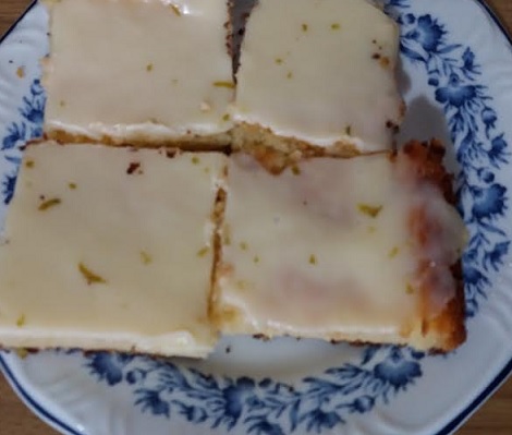 Bolo de Limão Azedinho – Receita de Bolo de Liquidificador Macio com Cobertura de Limão
