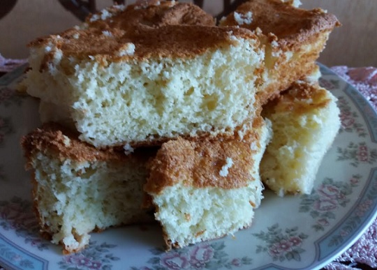 Bolo de Água Super Macio – Receita de Bolo Econômico Muito Leve Fácil de Fazer