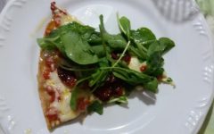 Como Fazer Massa de Pizza Integral com Cobertura de Mussarela, Tomate Seco e Rúcula