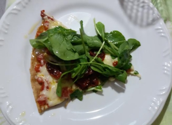 Como Fazer Massa de Pizza Integral com Cobertura de Mussarela, Tomate Seco e Rúcula
