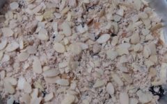 Cuca com Doce de Leite, Uva Passas e Amêndoas – Receita Batida à Mão e Macia