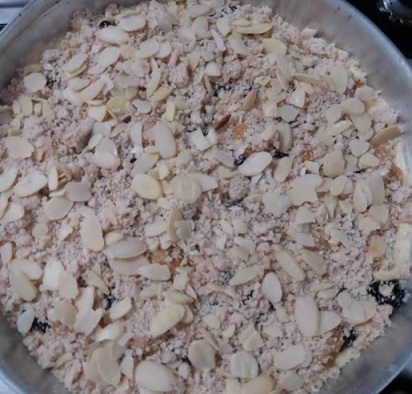 Cuca com Doce de Leite, Uva Passas e Amêndoas – Receita Batida à Mão e Macia
