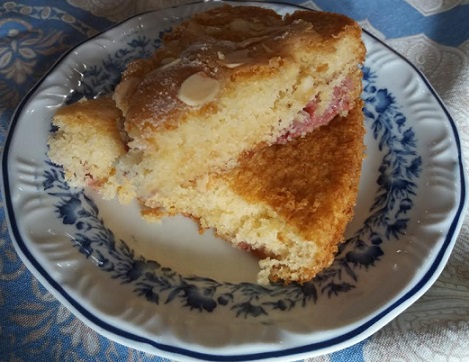 Bolo Branco com Morangos e Amêndoas – Bolo simples e Fácil de Fazer para o Lanche