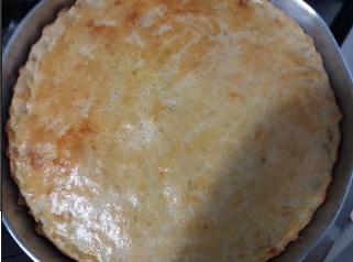 receita-de-torta-com-massa-de-creme-de-ricota-e-recheio-de-frango-desfiado