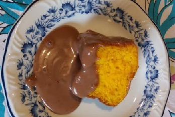 bolo-de-cenoura-vulcão-com-cobertura-farta-