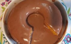 Bolo de Cenoura Vulcão com Cobertura Cremosa de Leite Condensado e Chocolate