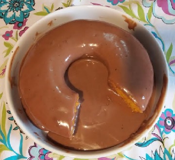 Bolo de Cenoura Vulcão com Cobertura Cremosa de Leite Condensado e Chocolate