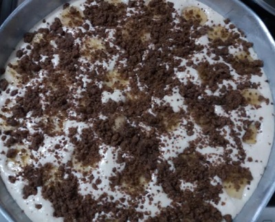 bolo-recheado-com-banana-e-farofa-de-castanhas