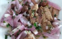 Salada de Sardinha com Cebola e Azeitonas – Receita de Salada com Peixe em Lata