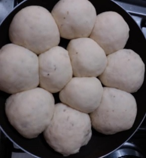 Pão de Frigideira – Receita de Pão de Ervas sem Ovos e Sem Sovar