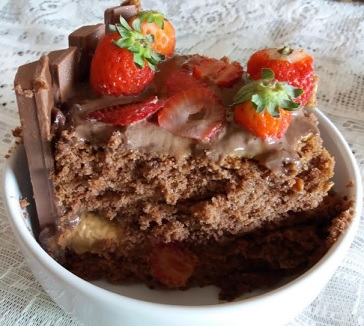 como-fazer-mini-bolo-de-chocolate-e-morangos-