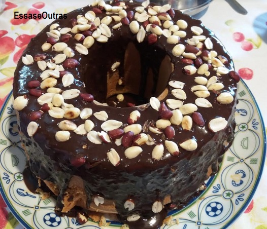 Bolo de Amendoim com Cobertura de Chocolate – Receita de Bolo Grande, Nutritivo e Macio