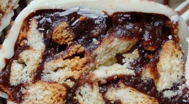 Sobremesa de Bolacha com Chocolate – Palha Italiana na Travessa com Cobertura de Chocolate
