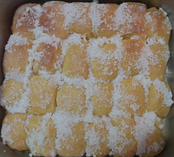 Bisnaguinha de Abóbora com Massa Amarela e Calda de Coco – Pão de Abóbora com Cobertura de Coco