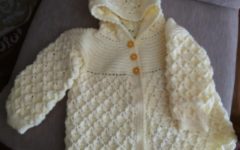 Blusa Infantil com Capuz e Pala Redonda Feita em Crochê – Receita PAP da Pala, Ponto Fantasia E Medidas para 2 a 3 Anos