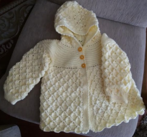 Blusa Infantil com Capuz e Pala Redonda Feita em Crochê – Receita PAP da Pala, Ponto Fantasia E Medidas para 2 a 3 Anos