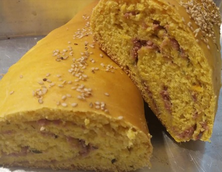 Pão de Abóbora com Linguiça Calabresa – Receita de Pão Amarelo Salgado com Frios