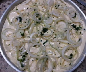 torta-de-liguidificador-com-linguiça-assada receita-de-torta-de-liquidificador-com-recheio-de-linguiça-e-cebola