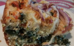 Torta com Folhas e Talos de Brócolis de Recheio e Cobertura de Frango e Muçarela