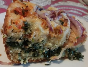 Torta com Folhas e Talos de Brócolis de Recheio e Cobertura de Frango e Muçarela
