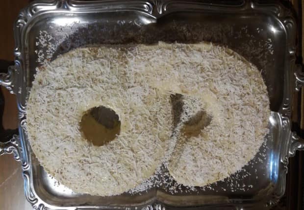 Bolo de Festa Número 6 – Massa Amanteigada, Recheio e Cobertura de Leite em Pó