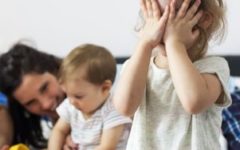 Ciúme entre Irmãos Pequenos – Sinais de que a Criança está com Ciúmes do Bebê