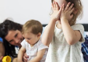Ciúme entre Irmãos Pequenos – Sinais de que a Criança está com Ciúmes do Bebê