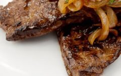 Como Fazer Bife de Fígado de Boi Frito com Cebola e Tomate Gostoso