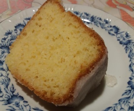Bolo de Limão Siciliano com Iogurte e Calda de Açúcar na Cobertura